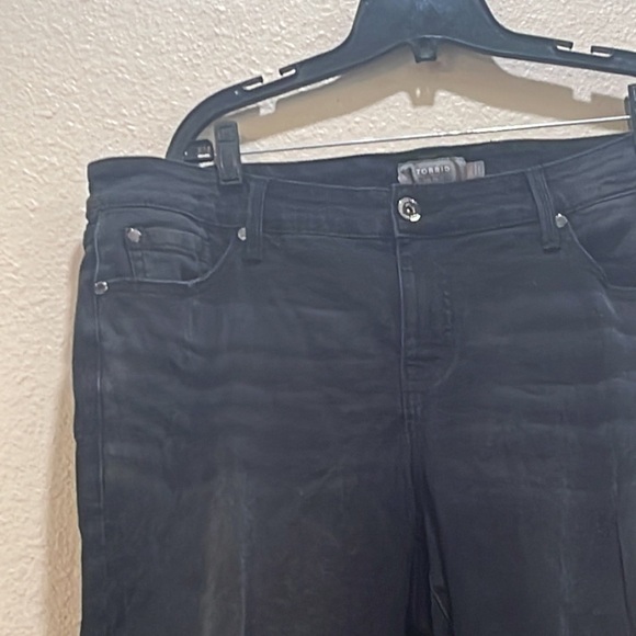 Torrid Classic Distressed Skinny Jeans Mid Rise Ripped Black Wash 18S - Picture 3 of 6